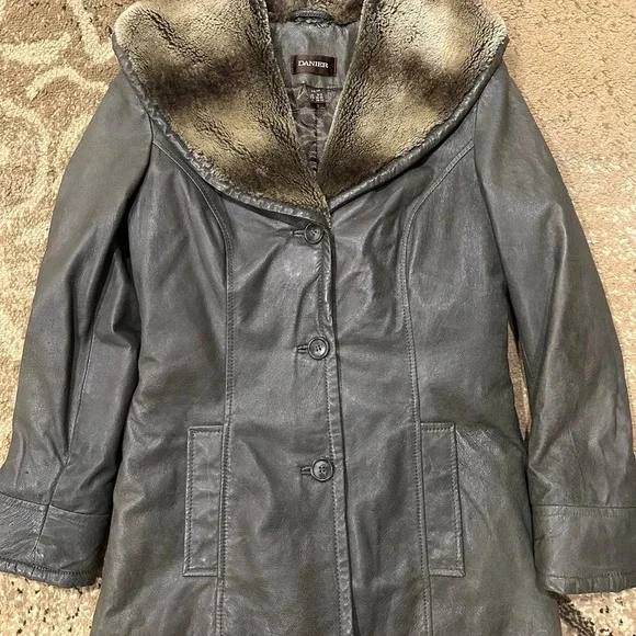 Danier XS insulated leather coat wit beautiful faux trim in great used condition - Picture 3 of 10